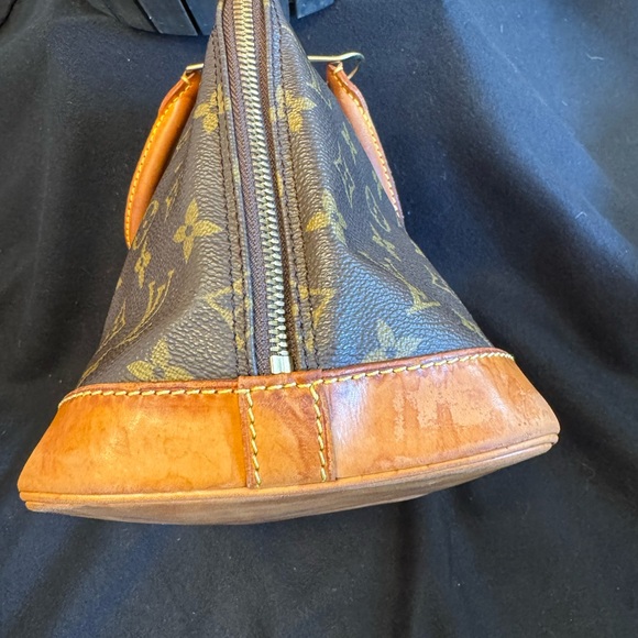 Louis Vuitton Monogram Canvas Handbag - Picture 9 of 16